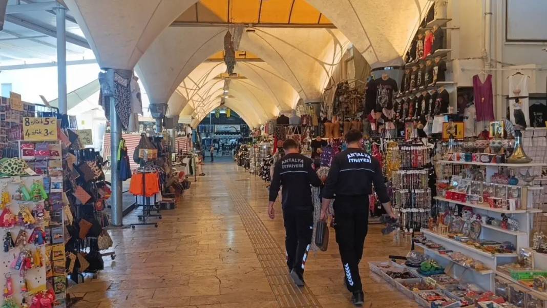 Manavgat’ta Kedinin Çatı Keyfi Krize Dönüştü! İmdadına İtfaiye Yetişti 1